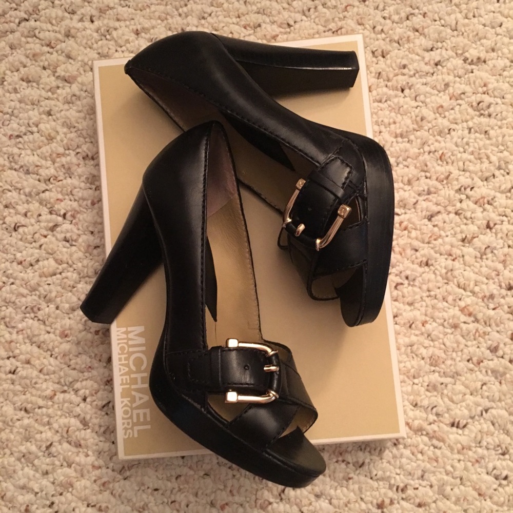 Milan black open toe pump by Michael KORS sz 7